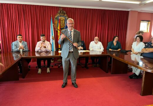 José Luis Pérez Añón, investido como alcalde de Laxe